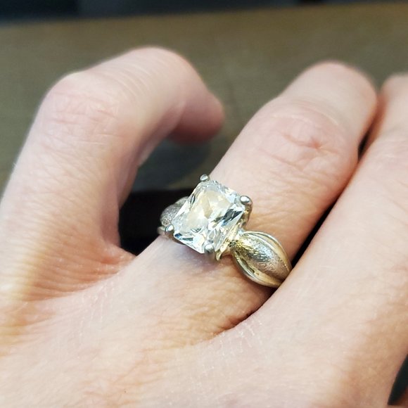 Size 8 925 Sterling Silver Cubic Zirconia Textured Sides Ring - Picture 3 of 8